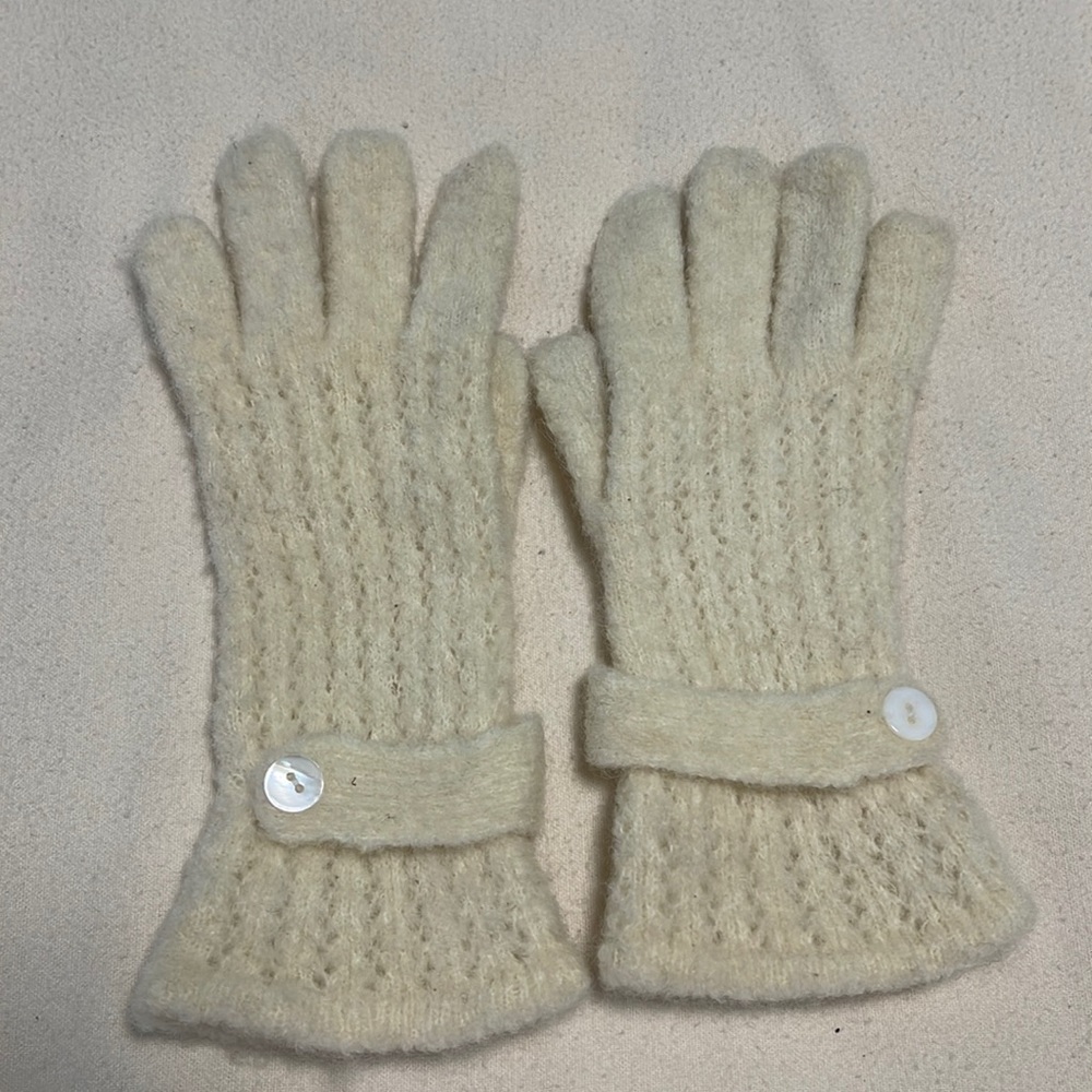 Cream colored gloves*